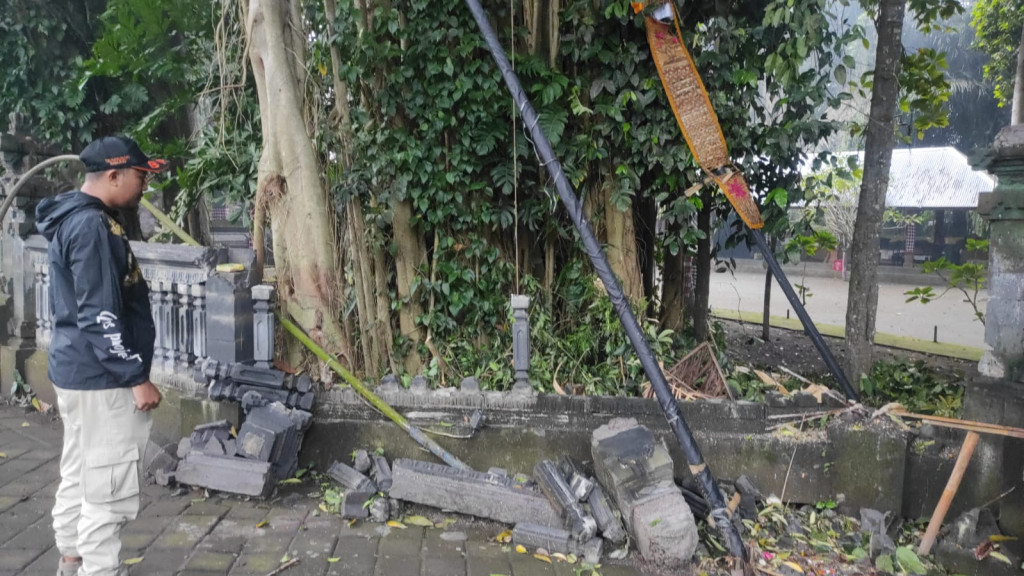 Tembok Roboh di Pura Dalem Desa Adat Sigaran, Desa Mekar Bhuwana, Kecamatan Abiansemal Tanggal 04 April 2024